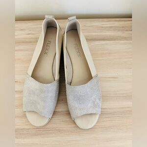 The Flexx Women’s Beige Silver Flats US 11 Peep Toe Rubber Bottom Gray‎ EU 41